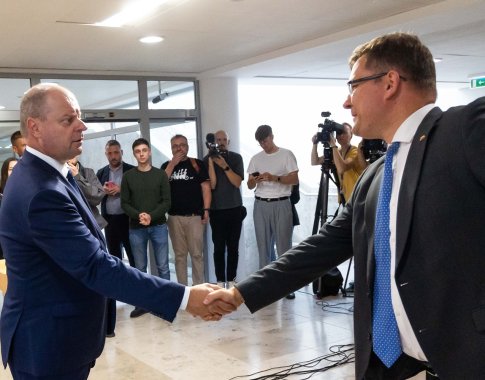 Opozicija toliau boikotuos Seimo posėdžius: bręsta nepasitikėjimo procedūra Olekui