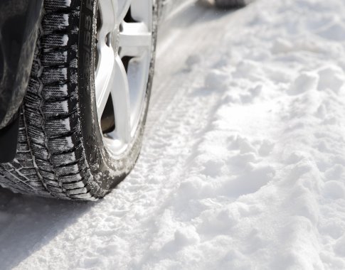 Juodasis ledas – nematoma grėsmė vairuotojams: kokių manevrų vengti?