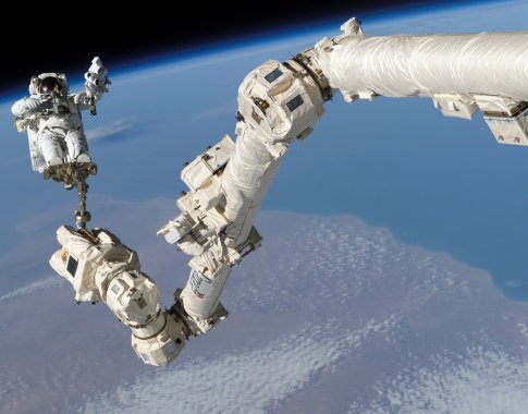 Tarptautinės kosminės stoties įgula dėl sveikatos problemų anksčiau sugrąžinta į Žemę