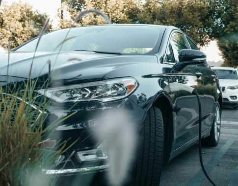 Technologija, paversianti vidaus degimo variklius automobiliuose tik nostalgija: kuo ypatingos kietojo elektrolito baterijos?