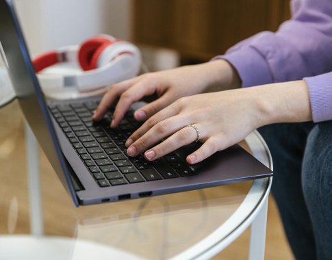 Nauji sukčių metodai: dirbtiniu intelektu kuriamos žinių laidos ir dvigubi laiškai