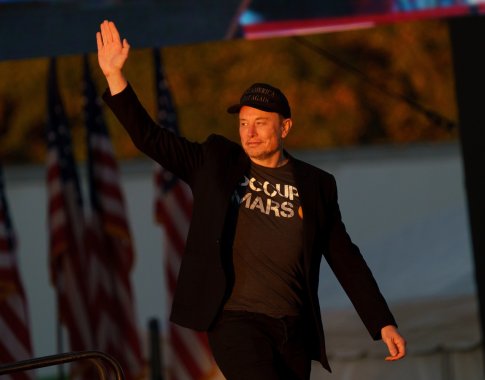 „SpaceX“ dėmesys Marsui slopsta: koncentruosis į Mėnulį