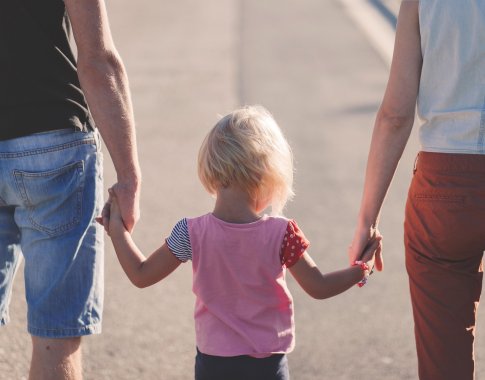 Nuo kandžiojimosi iki vengimo apsirengti: ką tėvams būtina žinoti apie vaikų sensorinius iššūkius