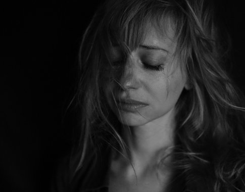Kodėl moterys pasirenka kentėti? Psichologinis aukos vaidmens mechanizmas