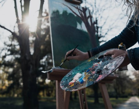 „Noriu dirbti“: ar darbas užsienyje pavojingas, o menininku gimstama? Du mitai – du skirtingi verdiktai