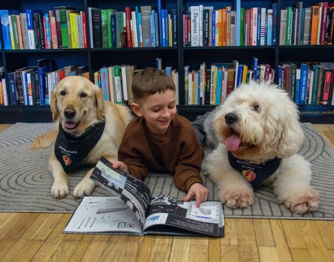 Biblioteka Kaune vaikus kviečia skaityti drauge su terapiniais šunimis