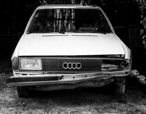 Nauja tvarka keičia žaidimo taisykles: kas laukia kiemuose apleistų automobilių