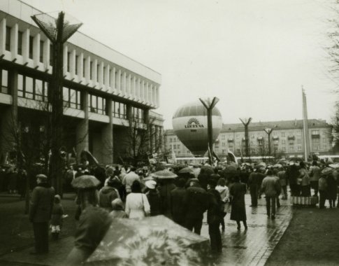 Nuo pasipriešinimo iki valstybės atkūrimo: Kovo 11-osios kelias spaudoje ir nuotraukose