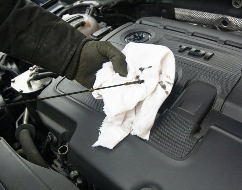 Juoda alyva – dar ne nuosprendis varikliui: kada išties metas į servisą?