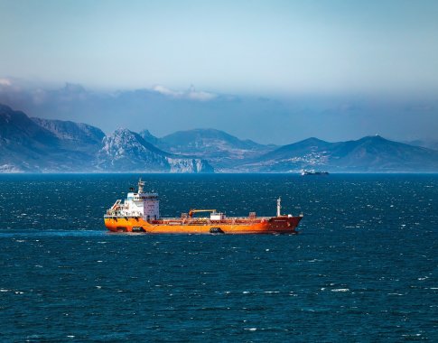 JAV leido laikinai prekiauti tam tikra nafta iš Rusijos