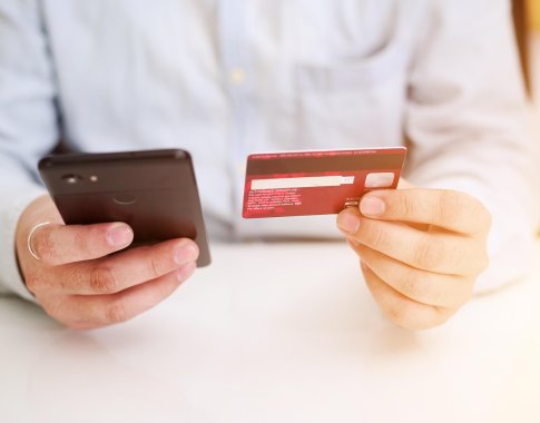 Telefoniniai sukčiai prakalbo lietuviškai: dirbtinis intelektas apgauna net ir pačius budriausius