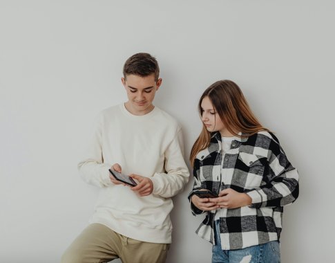 Be telefono – nerimas, su juo – rizikos: kaip spręsti paauglių santykį su socialiniais tinklais?