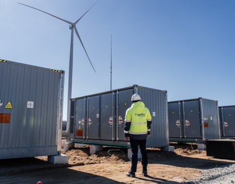 Galingiausiame Lietuvoje „Ignitis renewables“ kaupiklių parke – pirmoji komponentų siunta