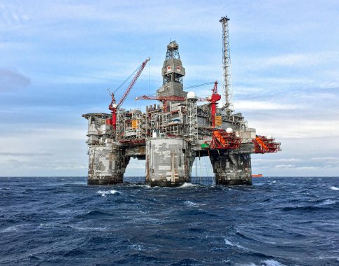 JAV nepratęs sankcijų rusiškai naftai sušvelninimo