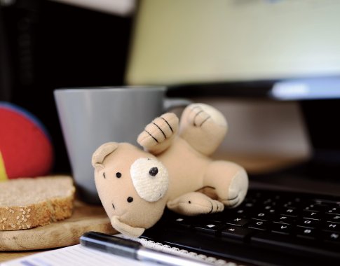 Grįžimas po vaiko priežiūros atostogų: kodėl „vieta jau užimta“ nėra atsakymas