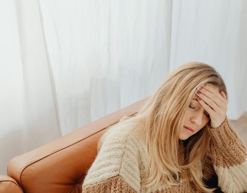 Jaučiate, kad sukasi galva? Gydytoja paaiškina, kada tai gali būti rimtesnės ligos signalas