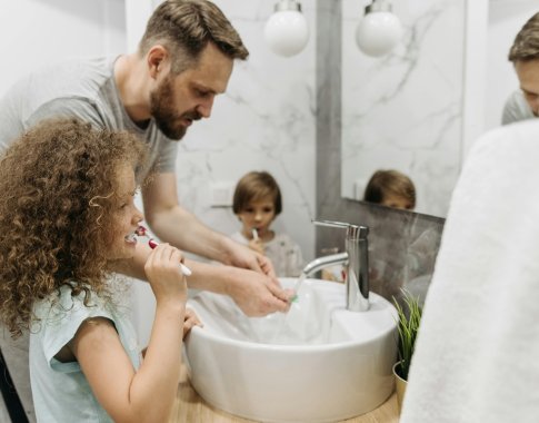 Dantims kenkia ne tik saldumynai: paaiškino, kokia burnos higienos rutina iš tiesų veiksminga