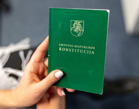 Konstitucijoje siūloma supaprastinti Seimo nario neliečiamybės atėmimo procedūrą