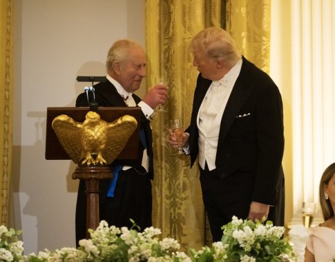 Karalius Karolis pašiepė Trumpą: „Visi kalbėtumėte prancūziškai“