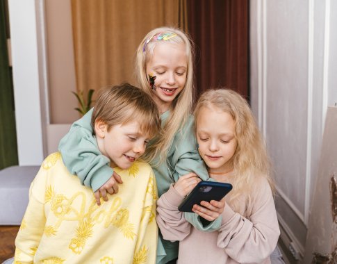 ES svarsto galimybę vėlinti vaikų naudojimąsi socialiniais tinklais