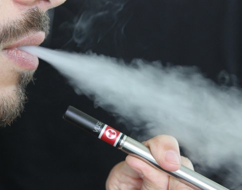 Seime – naujas siūlymas drausti parduoti vienkartines elektronines cigaretes