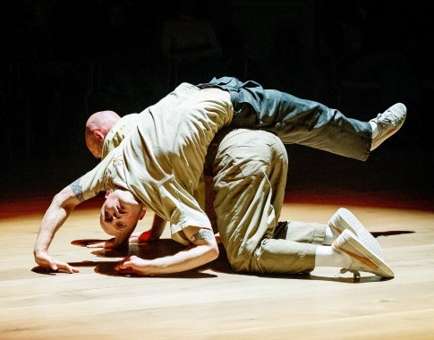 Šiauliuose – urbanistinio šokio teatro „Low Air“ spektaklis „Vienudu“