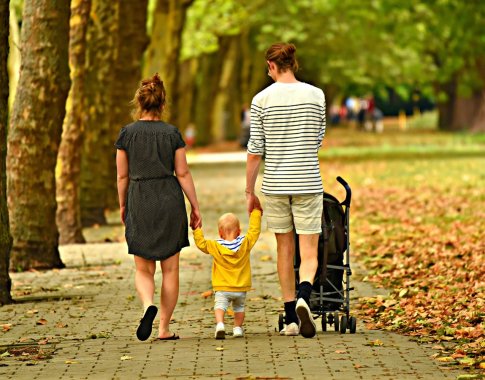 Mokslinis tyrimas: tėvai turėtų imti ilgesnes tėvystės atostogas, kad išvengtų depresijos