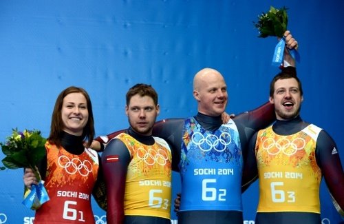 Latviai medalius veža rogėmis