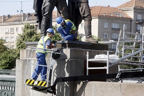 Žaliojo tilto skulptūros nukeliamos