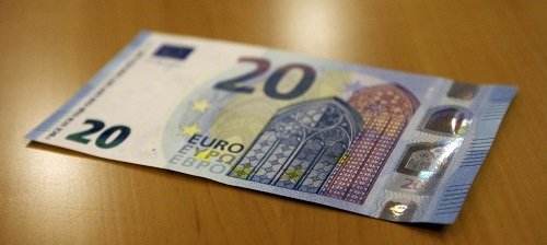 Į apyvartą išleidžiami naujo nominalo 20 eurų banknotai