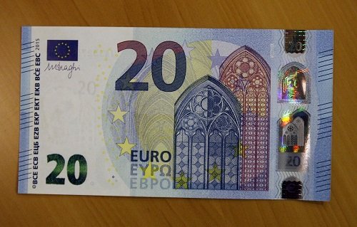 Į apyvartą išleidžiami naujo nominalo 20 eurų banknotai