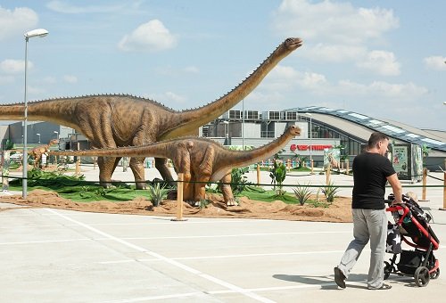 Vilniuje ant prekybos centro stogo – dinozaurų parkas