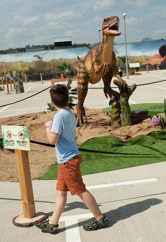 Vilniuje ant prekybos centro stogo – dinozaurų parkas