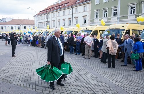 Mokykloms perduota dvigubai daugiau geltonųjų autobusų