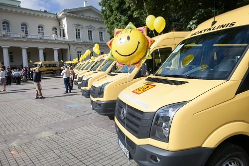Mokykloms perduota dvigubai daugiau geltonųjų autobusų