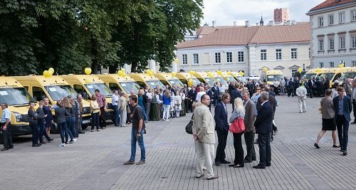 Mokykloms perduota dvigubai daugiau geltonųjų autobusų