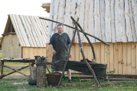 Geram kalviui užtenka priekalo, plaktuko ir replių