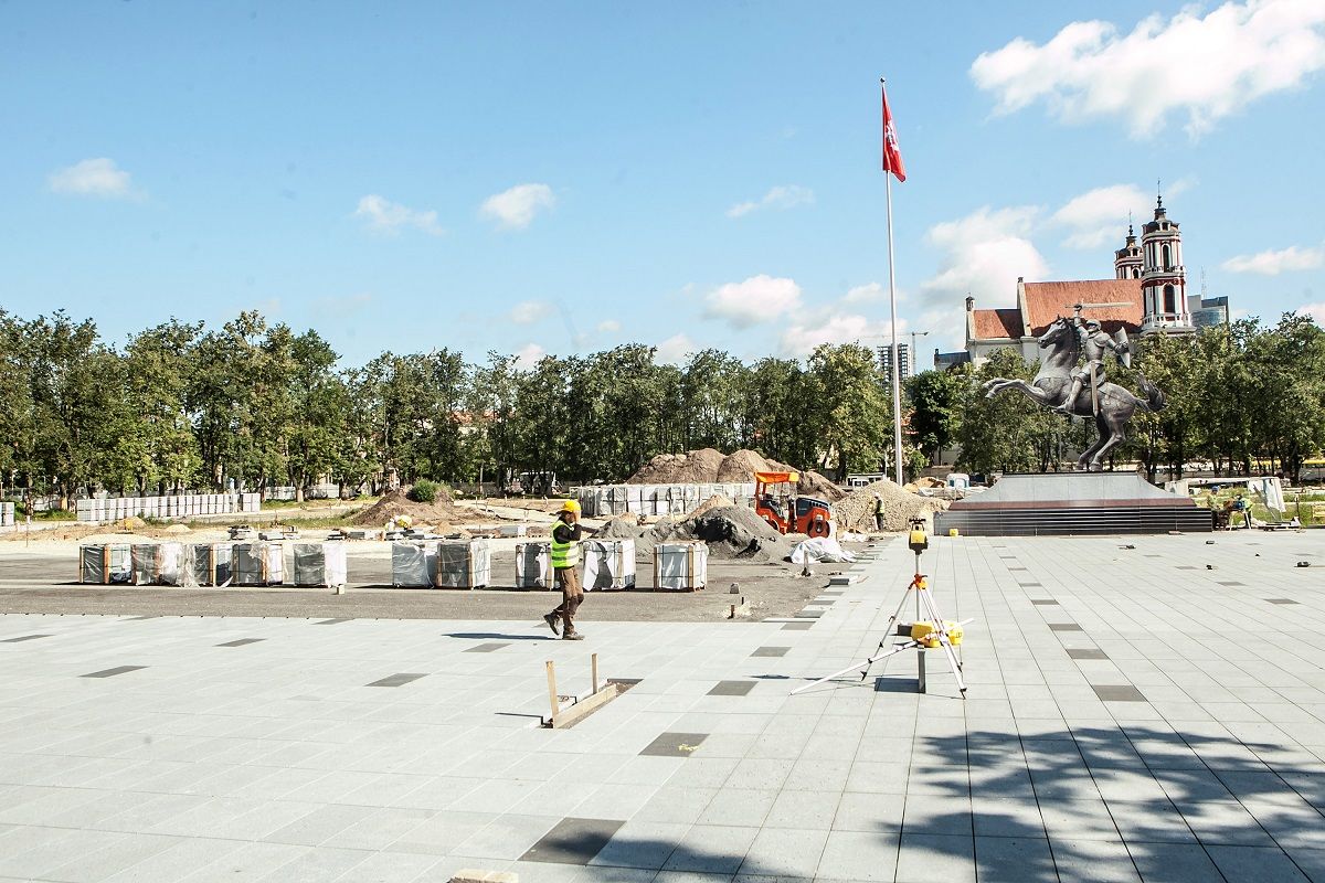 Lukiškių aikštė atidaroma, paminklo dar teks palaukti