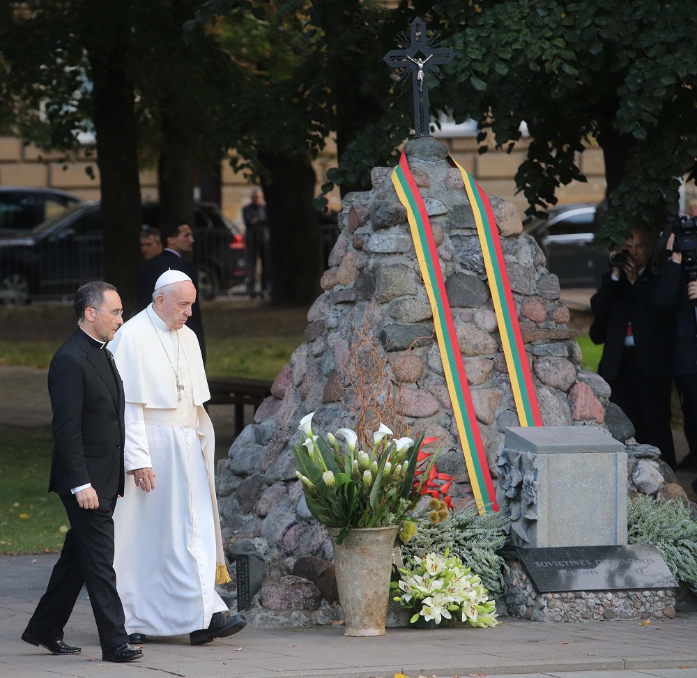 Lietuvoje apsilankęs popiežius Pranciškus: „Esame gundomi užmiršti tėvų kančias“