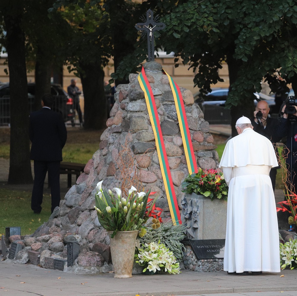 Lietuvoje apsilankęs popiežius Pranciškus: „Esame gundomi užmiršti tėvų kančias“