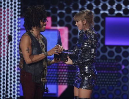 JAV muzikiniuose apdovanojimuose triumfavusi T.Swift ir vėl nevengė politikavimo