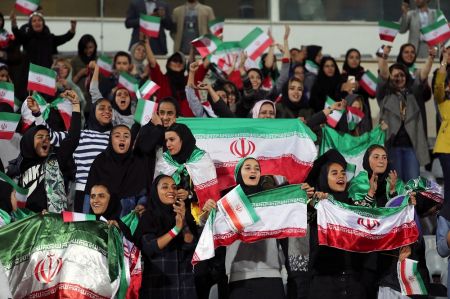 Irane – nuo 1979 m. neregėtas dalykas: moterims leista stebėti vyrų futbolo rungtynes
