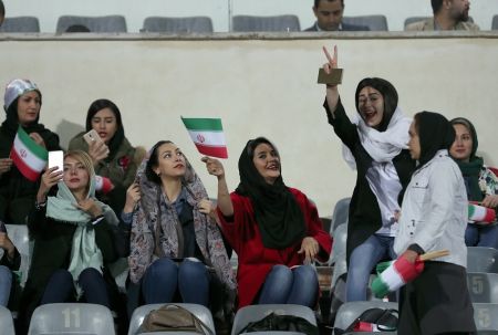Irane – nuo 1979 m. neregėtas dalykas: moterims leista stebėti vyrų futbolo rungtynes