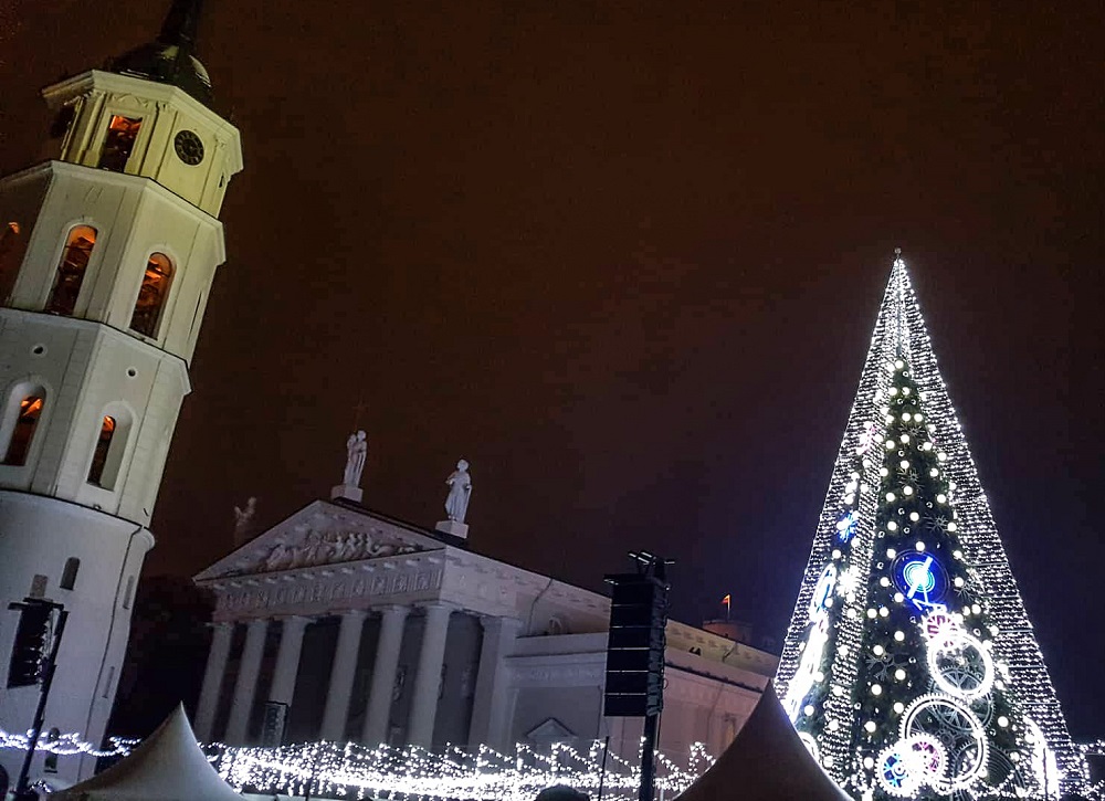 Pamatykite: Vilniuje įžiebta neįprasta Kalėdų eglė