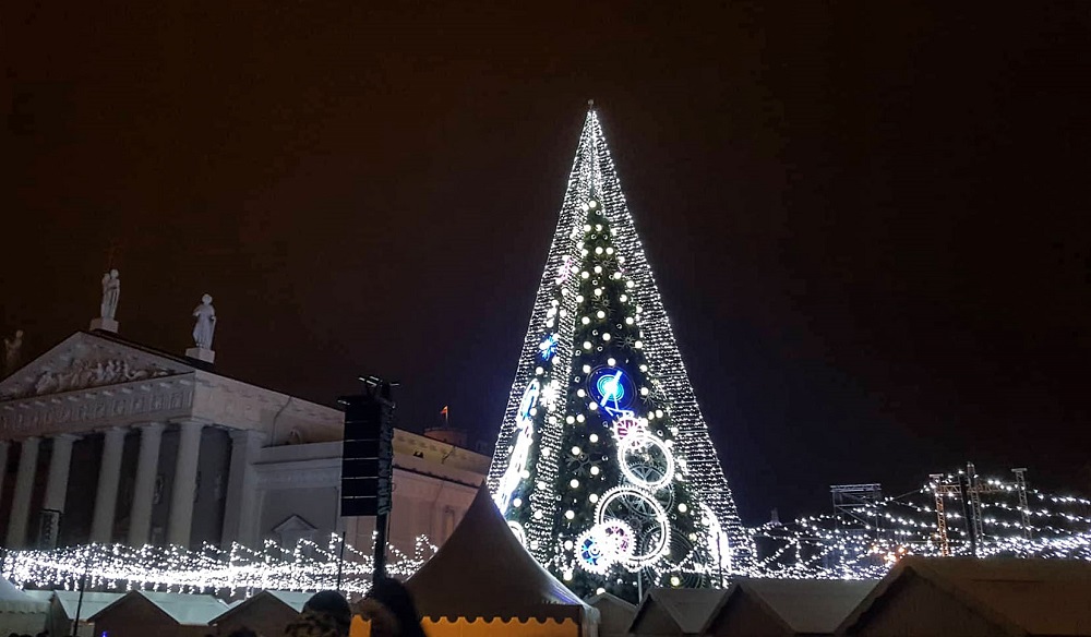 Pamatykite: Vilniuje įžiebta neįprasta Kalėdų eglė