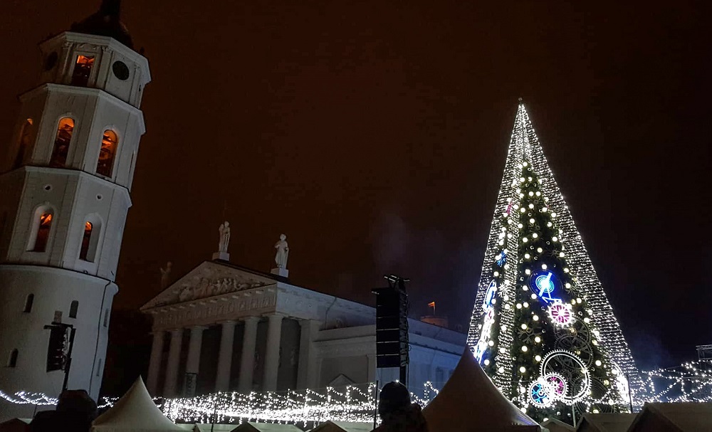 Pamatykite: Vilniuje įžiebta neįprasta Kalėdų eglė