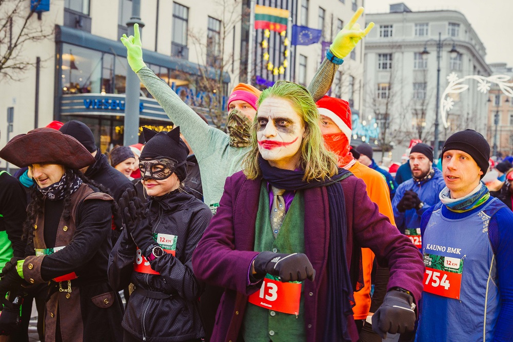 Pamatykite: Vilniuje prie starto linijos sulaukta per 3500 kalėdiškai persirengusių bėgikų