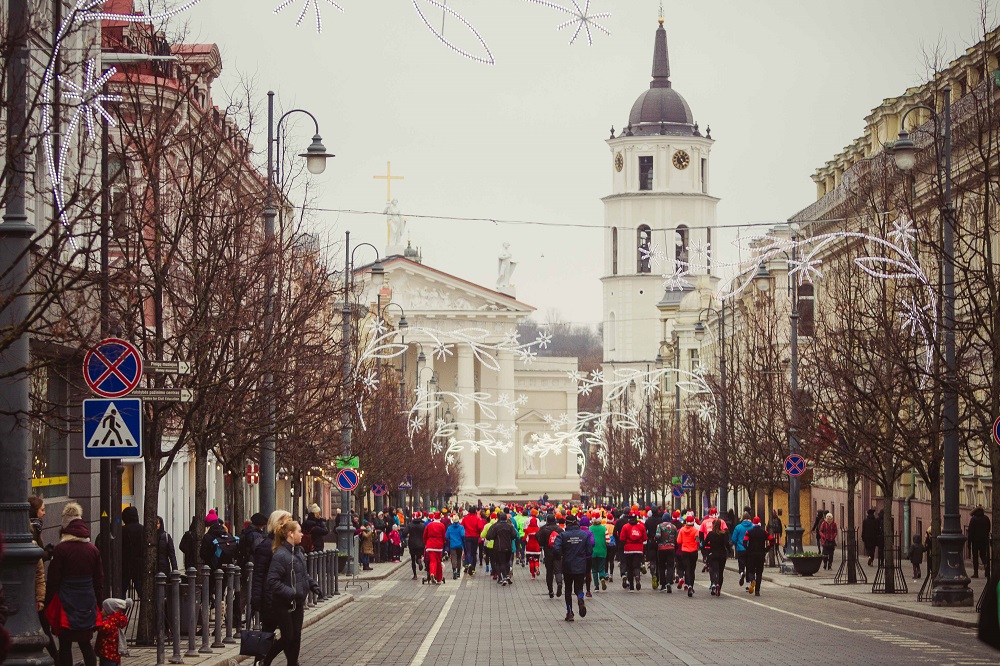 Pamatykite: Vilniuje prie starto linijos sulaukta per 3500 kalėdiškai persirengusių bėgikų