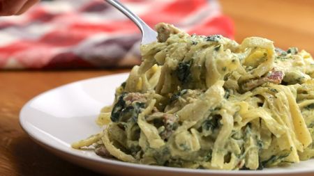 Savaitgalio malonumai: makaronai su vištiena, šonine ir pesto padažu (video)