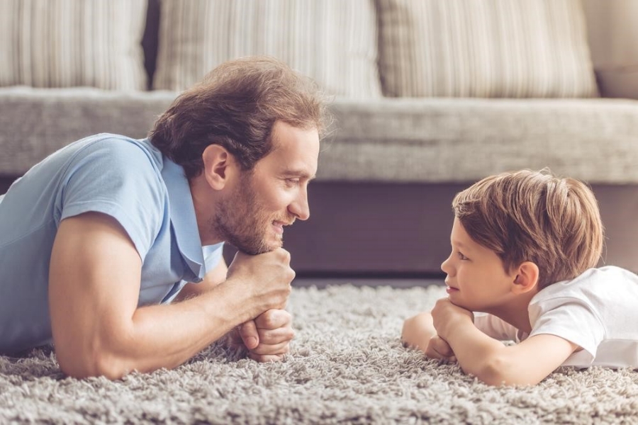 Kaip tėvo vaidmuo ir įvairūs vyriškumo standartai veikia berniukų emocinį pasaulį?